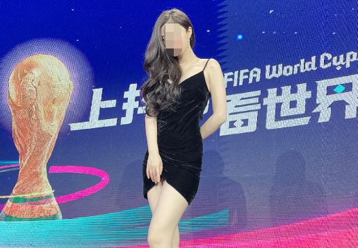 世界杯直播间女主持人发出奇怪声音引热议，究竟是何原因？