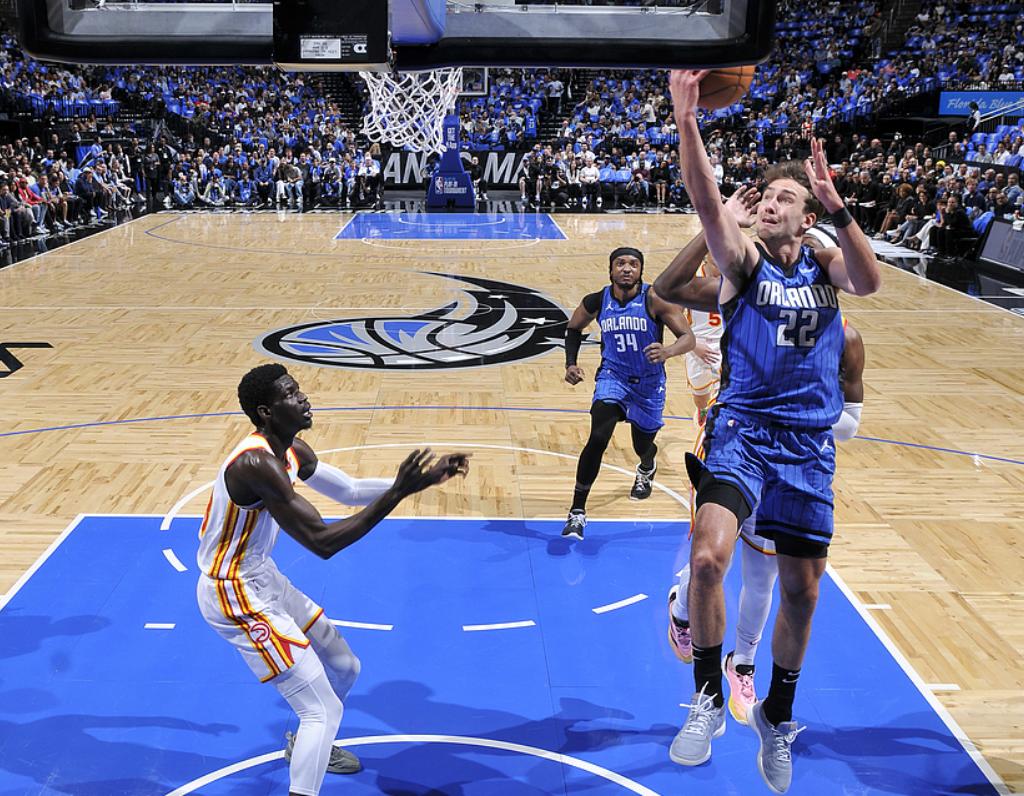  绿凯VS魔术对决 _NBA附加赛 奥兰多魔术大胜亚特兰大老鹰 _奥兰多魔术队